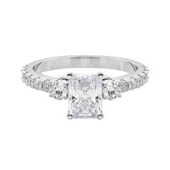GIA 2.01ct Radiant Three-Stone with Diamond Shank (trois pierres rayonnantes avec une tige en diamant)  Bague en diamant