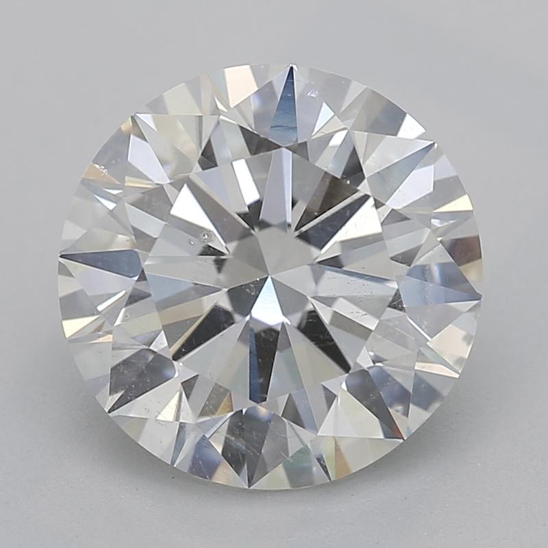 Incastonato in un lussuoso platino, questo splendido anello con diamante presenta un affascinante diamante rotondo al centro, del peso di 2,01 e classificato con una purezza eccezionale G e I1. Il design è una testimonianza di squisita maestria, con