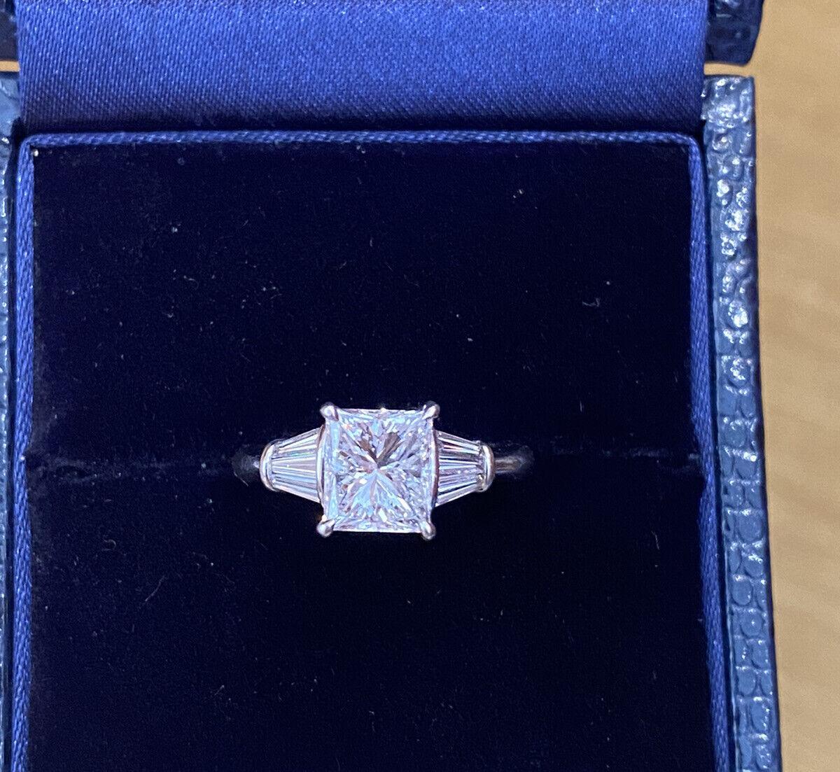GIA-zertifizierter 2,02 Karat Diamantring in Platin mit Strahlenkranz

Der Ring Radiant Diamond with Baguettes besteht aus einem Diamanten im Radiant-Schliff in der Mitte, der von 6 spitz zulaufenden Baguettes an der Seite akzentuiert wird, die in
