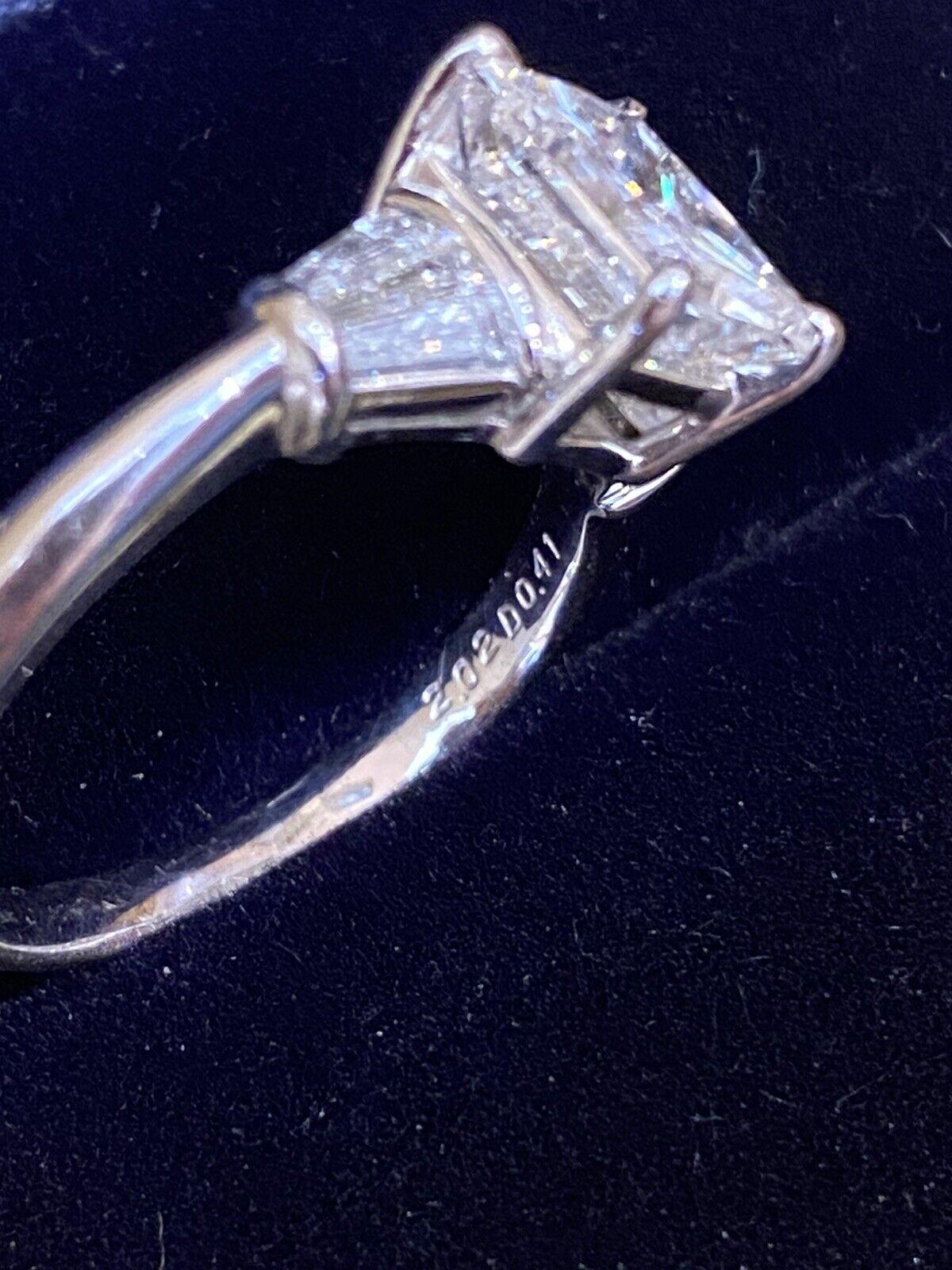 GIA 2,02 Karat E Farbe Strahlender Diamant mit Baguettes-Ring aus Platin Damen im Angebot