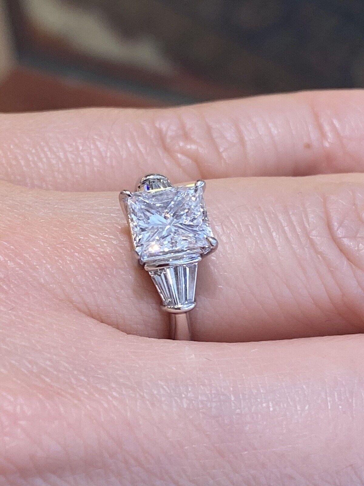 GIA 2,02 Karat E Farbe Strahlender Diamant mit Baguettes-Ring aus Platin im Angebot 1
