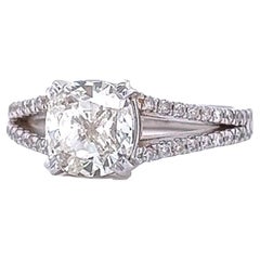 Eccezionale anello di diamanti a cuscino con classificazione GIA da 2,02 carati con incastonatura a pavé in oro bianco 14K