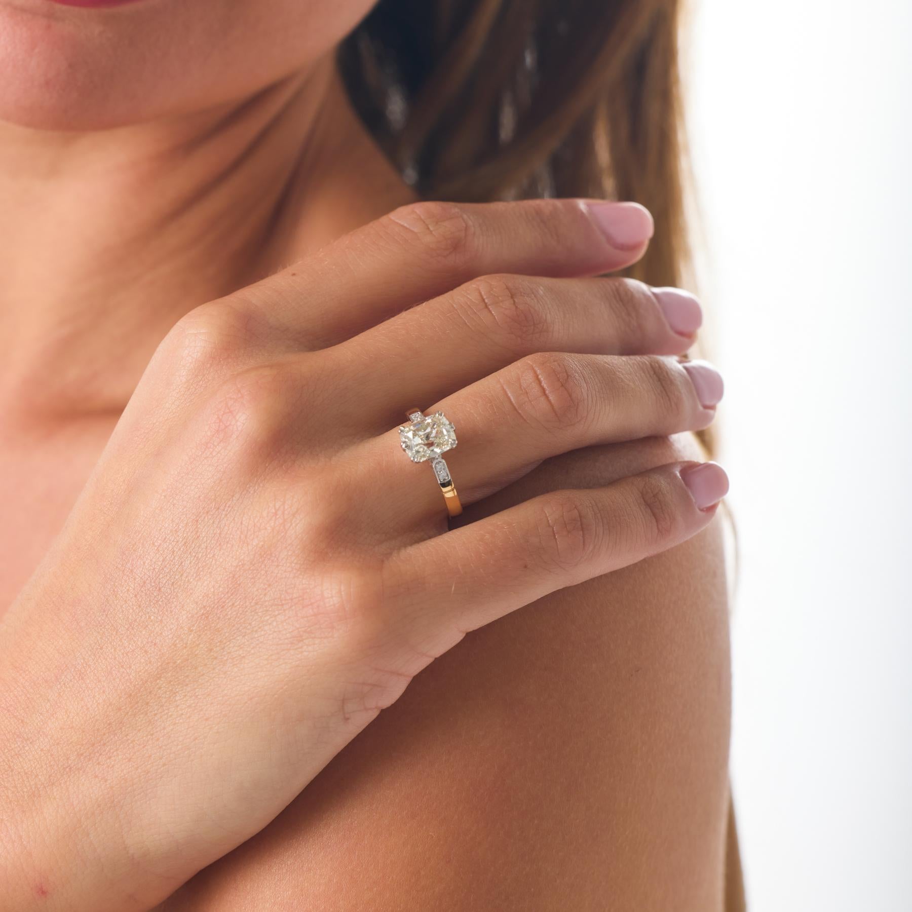 Moderne mais profondément influencée par le charme antique, cette bague de fiançailles met en valeur un lumineux diamant taille brillant ancienne mine de 2,02 carats certifié par la GIA. Sa couleur K chaude et sa pureté SI2 renforcent le caractère