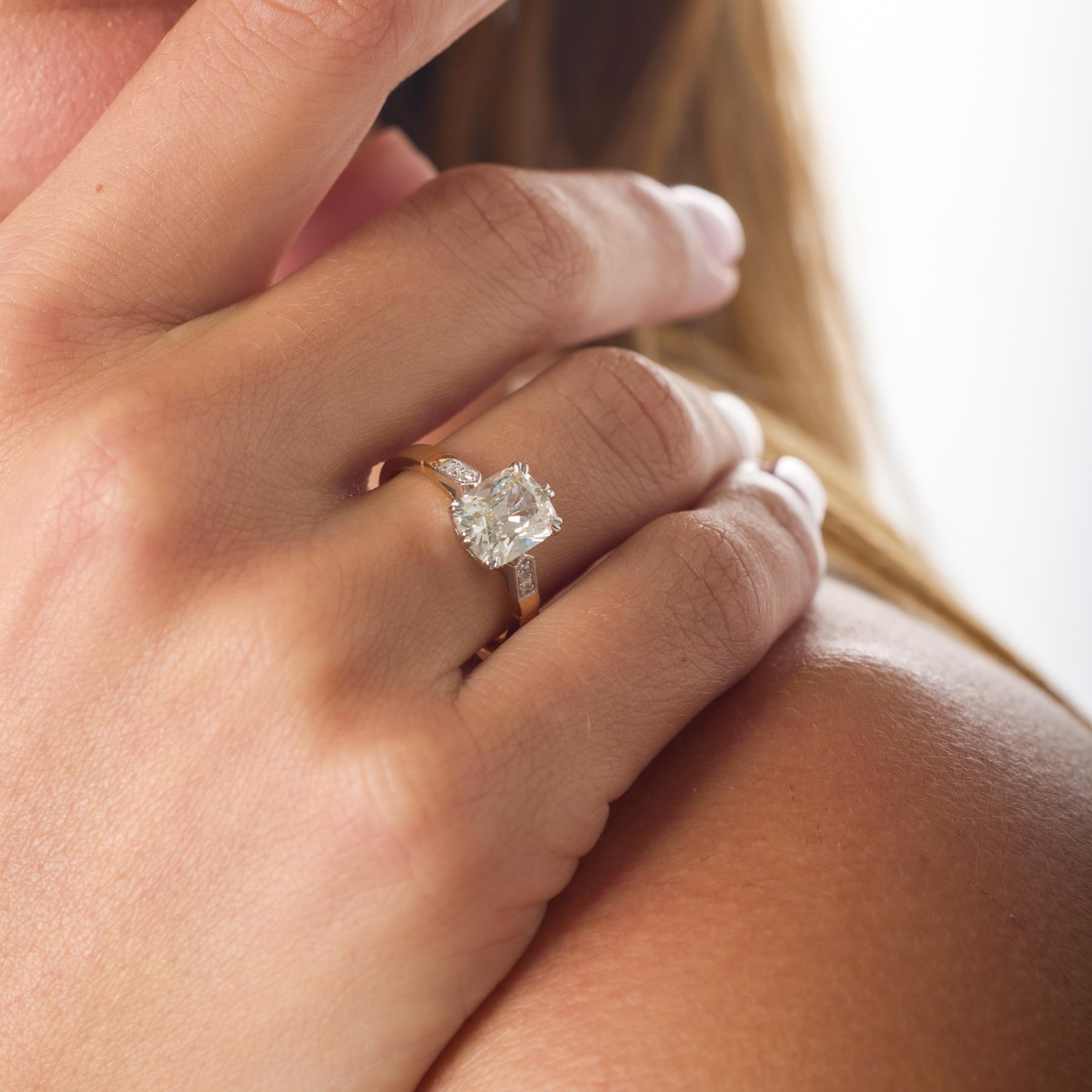 Taille vieille mine Bague de fiançailles en or 18 carats GIA 2,02 carats diamant taille mine ancienne en vente