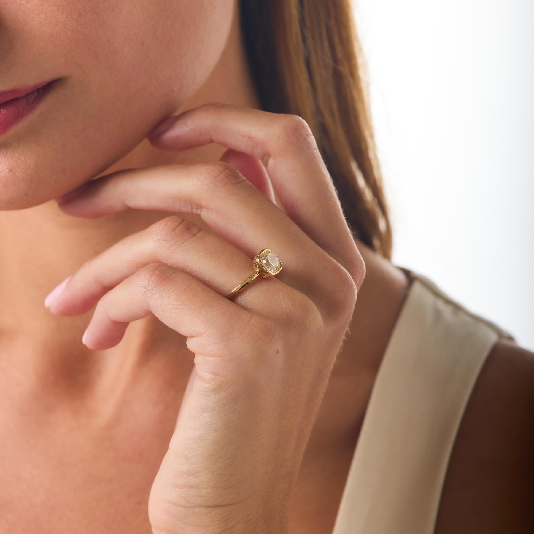 Cette bague de fiançailles moderne, au charme chaleureux d'inspiration antique, met en valeur un diamant coussin brillant de 2,02 carats, certifié par la GIA, dont le caractère d'ancienne mine rayonne de profondeur, de feu et d'une clarté VS1