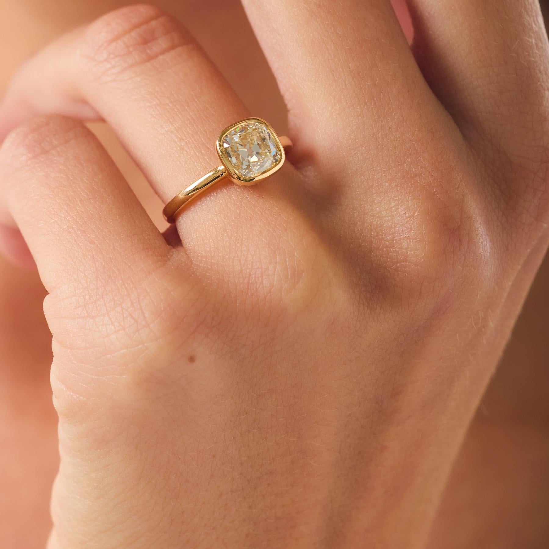 Taille brillant Bague de fiançailles en or jaune 18k GIA 2,02 carats diamant taille mine ancienne en vente