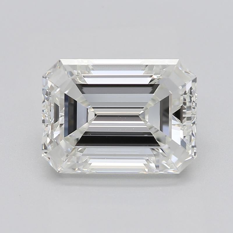 Fabriquée à la main à New York, cette étonnante bague en diamant redéfinit l'élégance et la sophistication. La pierre centrale est un diamant émeraude H VS1 de 2,02 certifié par la GIA. La teinte vive et vibrante de la pierre centrale est