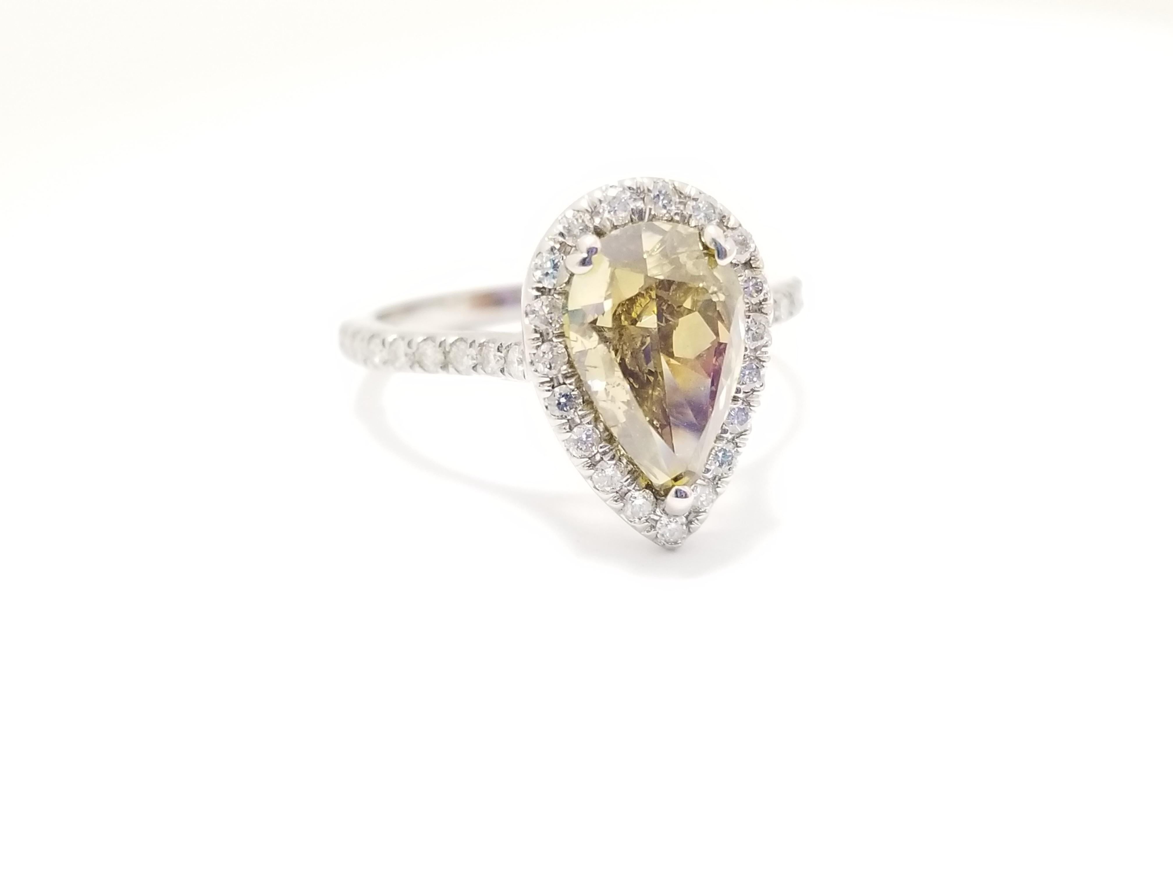 GIA Natural Pear Shape Diamond wiegt 2,02 Karat. Umgeben von gepflasterten weißen Diamanten in der birnenförmigen Fassung aus 14 Karat Weißgold.

Ringgröße 7 kann in der Größe geändert werden.
Center Pear Shape Diamant 2,02 cts
Seite runde Form