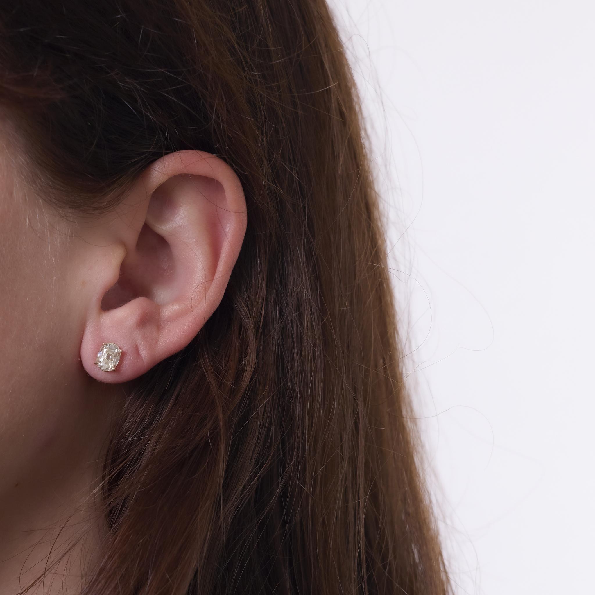 Ces élégantes boucles d'oreilles modernes sont ornées de deux diamants certifiés GIA de taille ancienne totalisant 2,02 carats, sertis dans un riche or jaune 14k. Un clin d'œil raffiné au charme antique avec une silhouette épurée et minimaliste.