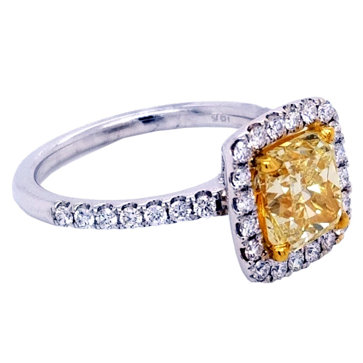 Eine sehr feine Cushion Cut Yellow Y-Z/SI2 GIA zertifiziert Zentrum Diamant in einem feinen 18k Gold Pave Set Ring mit Halo mit einem Gesamtgewicht von 0,46 Ct Diamanten auf der Seite. #sayitwithyellow .

Spezifikationen des Diamanten:
Mittelstein: