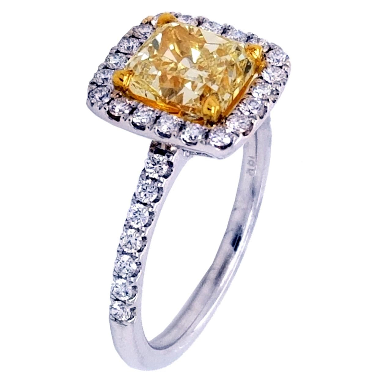 GIA 2,02 Karat gelber Diamant im Kissenschliff in einer Pavé gefasster 18K Verlobungsring mit Halo (Zeitgenössisch) im Angebot