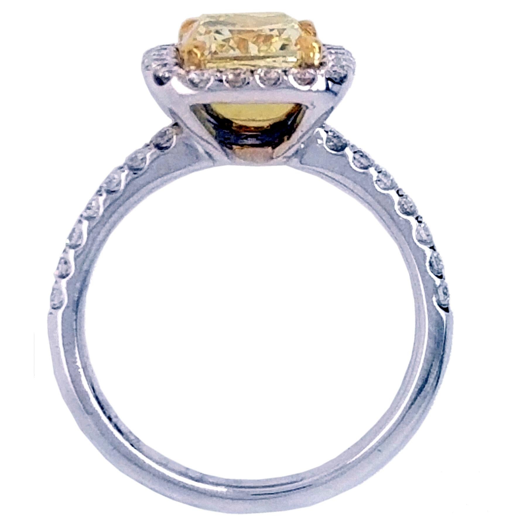 GIA 2,02 Karat gelber Diamant im Kissenschliff in einer Pavé gefasster 18K Verlobungsring mit Halo im Zustand „Neu“ im Angebot in Los Angeles, CA