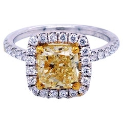 GIA 2.02 Ct Yellow Cushion Diamond in a Pave Set 18K Engagement Ring with Halo (Bague de fiançailles avec halo)