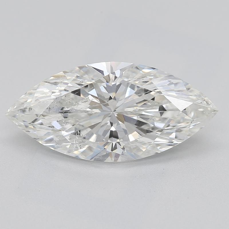 Fabriquée à la main à New York, cette magnifique bague en diamant est ornée d'une pierre centrale captivante, certifiée par le GIA, composée de diamants marquises pesant 2,02 et classés H et SI2. L'éclat et le feu de la pierre centrale sont