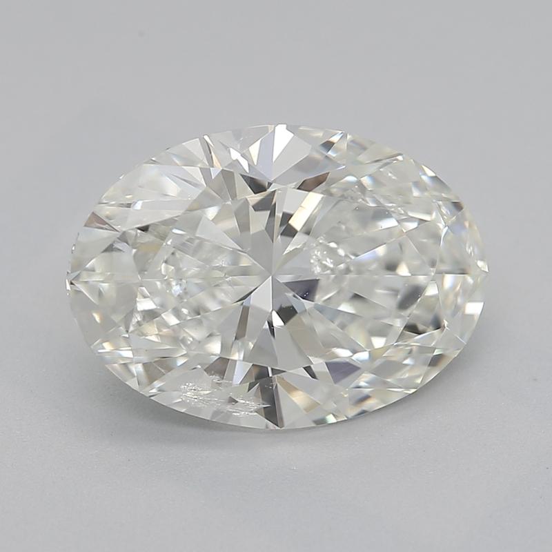 Realizzato a mano a New York, questo accattivante anello con diamante è caratterizzato da uno splendido diamante ovale del peso di 2,02, con un impeccabile valore I e SI2. Il design emana eleganza, esaltata da una delicata aureola a forma di