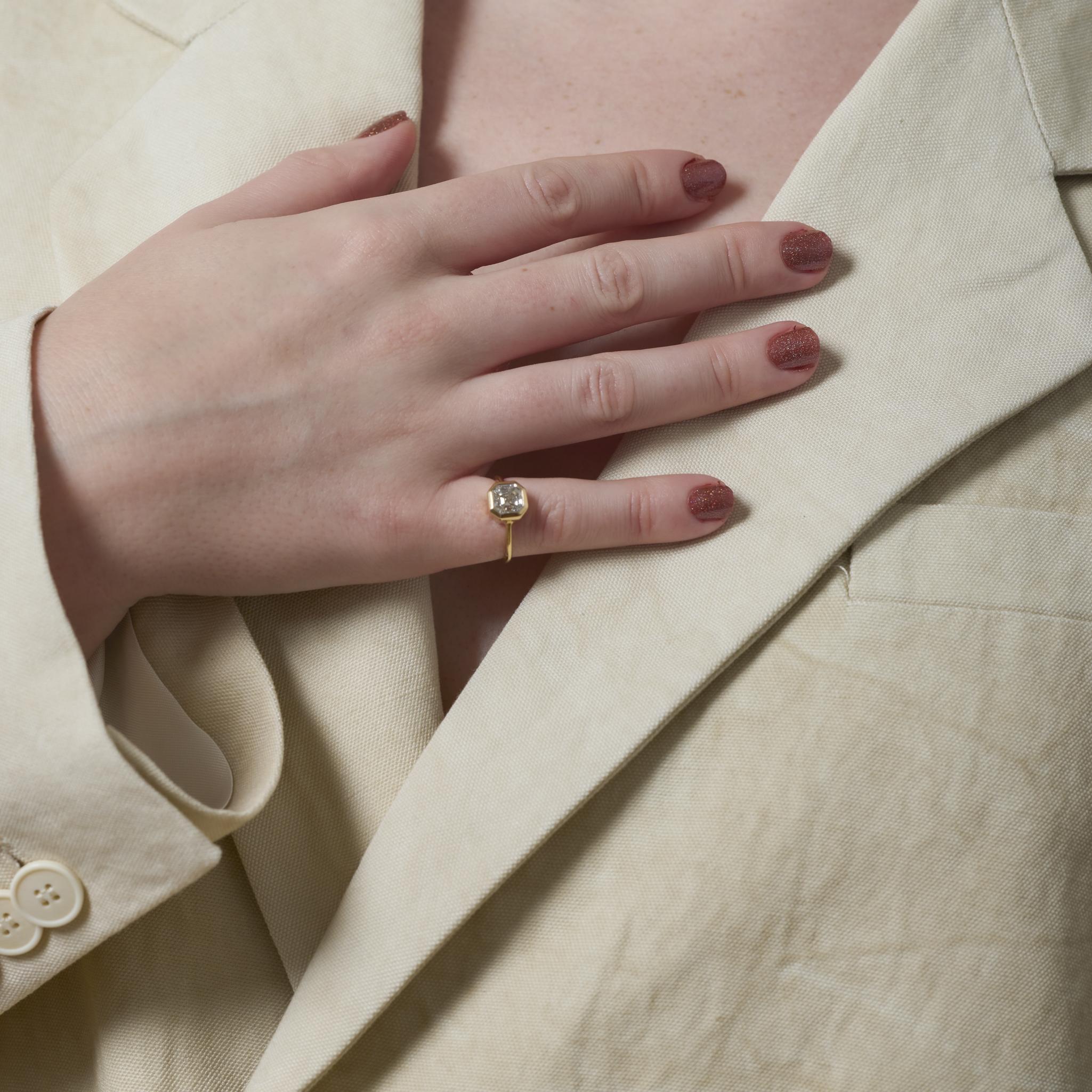 Questo moderno anello del 2010 sfoggia un diamante quadrato taglio smeraldo da 2,03 carati certificato GIA di colore F e purezza SI1. Incastonato in un ricco oro giallo 18 carati, le linee pulite evidenziano l'eleganza del diamante con uno stile