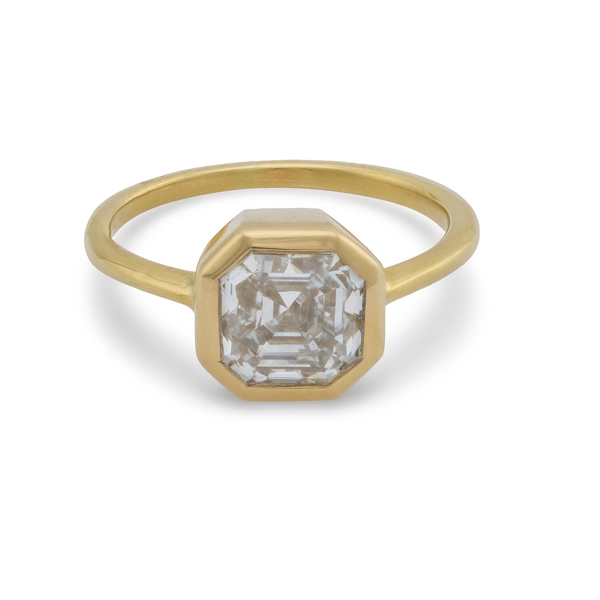 Moderno GIA Anello di fidanzamento con castone in oro giallo 18k con diamante quadrato taglio smeraldo da 2,03 carati in vendita