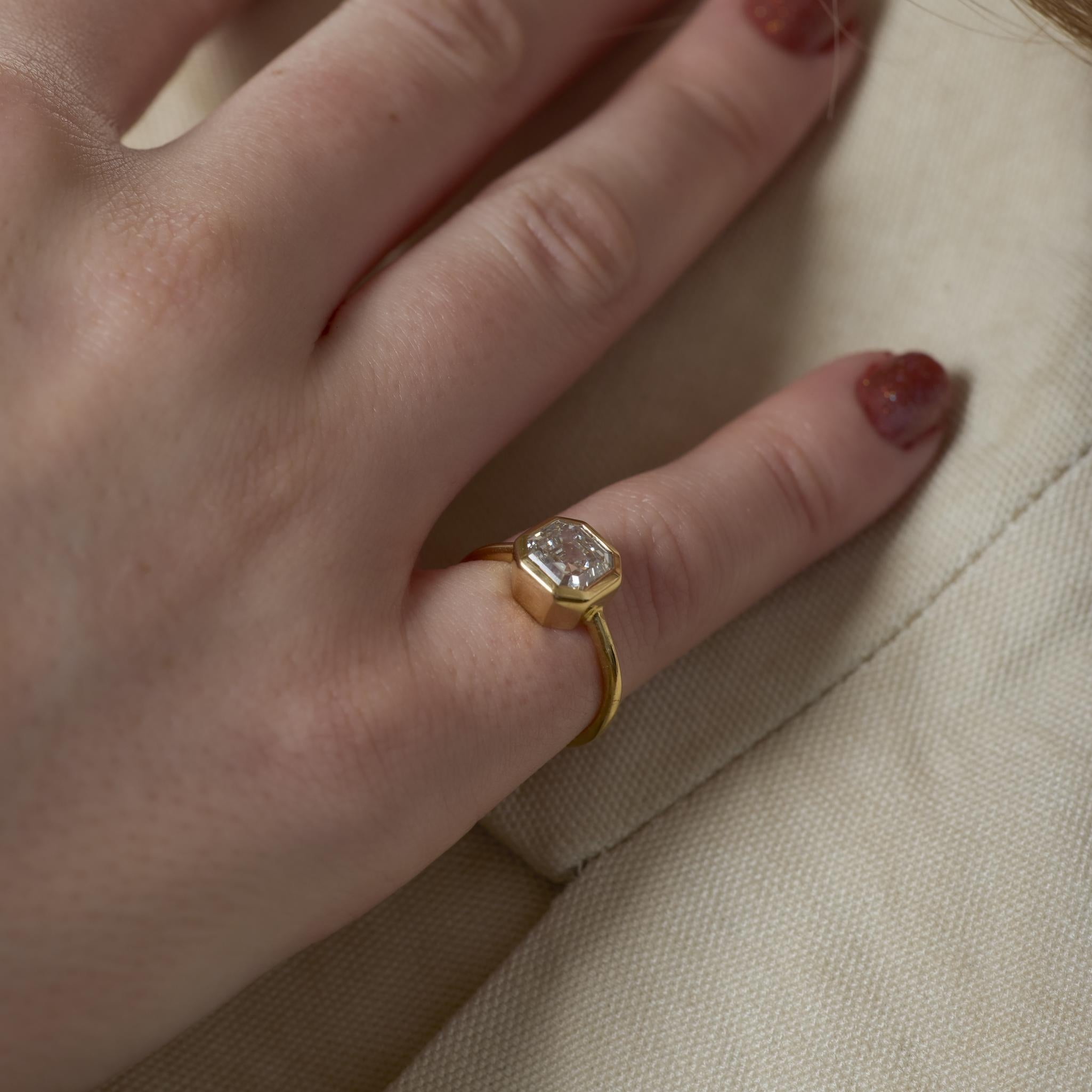 Taglio smeraldo GIA Anello di fidanzamento con castone in oro giallo 18k con diamante quadrato taglio smeraldo da 2,03 carati in vendita