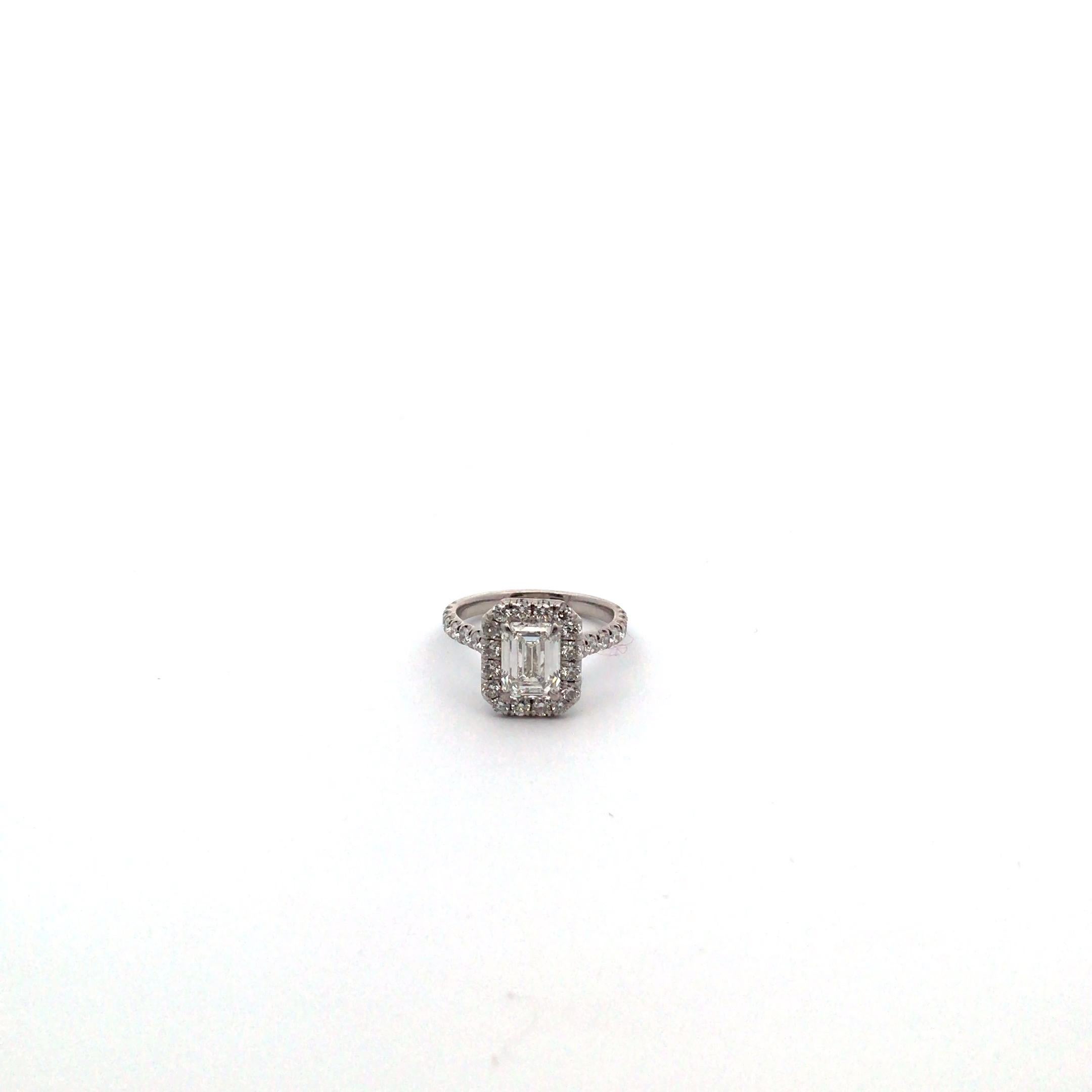 Bague en diamant à taille d'émeraude certifiée GIA. Le diamant central pèse 2.04 carat. 
Le diamant central est de couleur F et de pureté VS2. 
Elle est rehaussée de 44 diamants ronds de taille brillant pesant environ 0,90 carat.
Les diamants