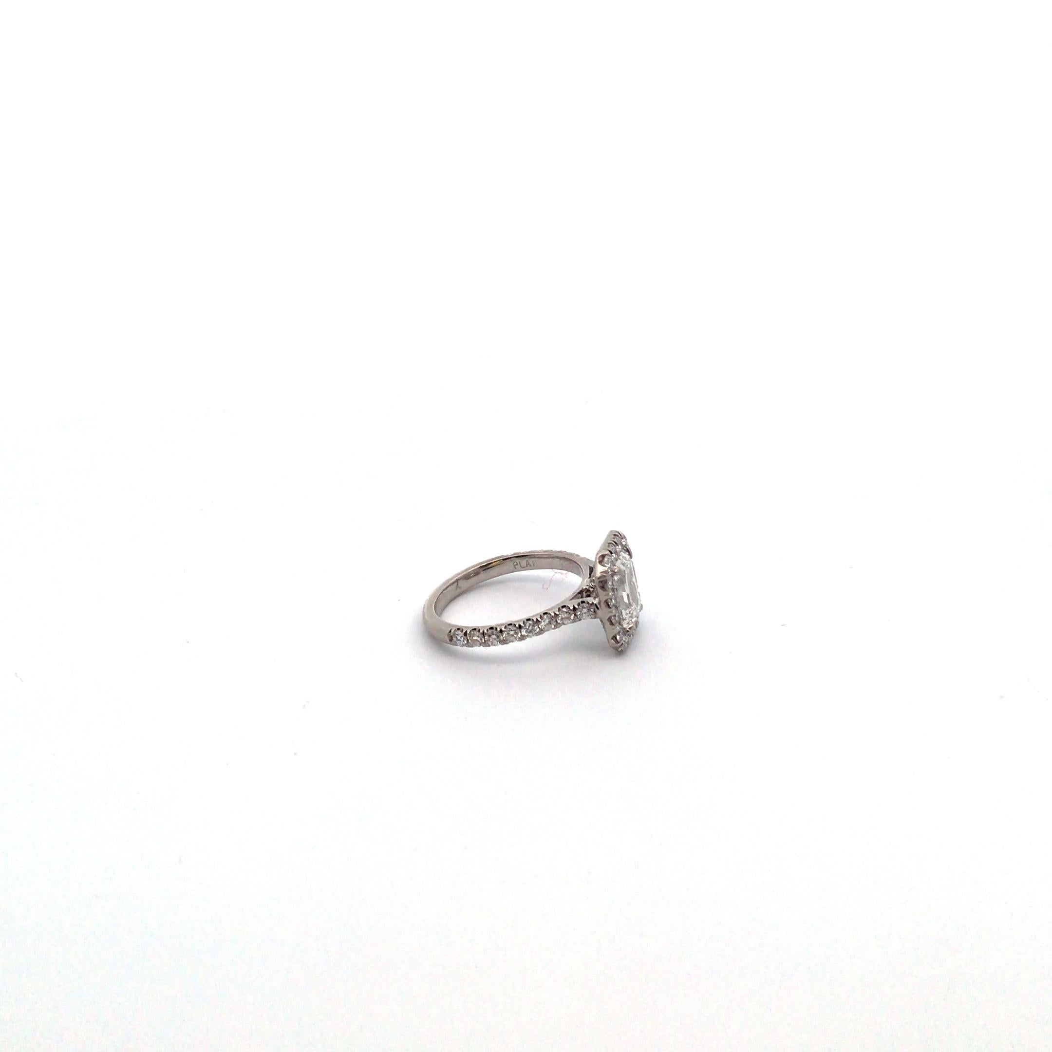 Taille émeraude Bague en diamant GIA de 2,04 carats, taille émeraude, sertie en platine, couleur F, pureté VS2. en vente