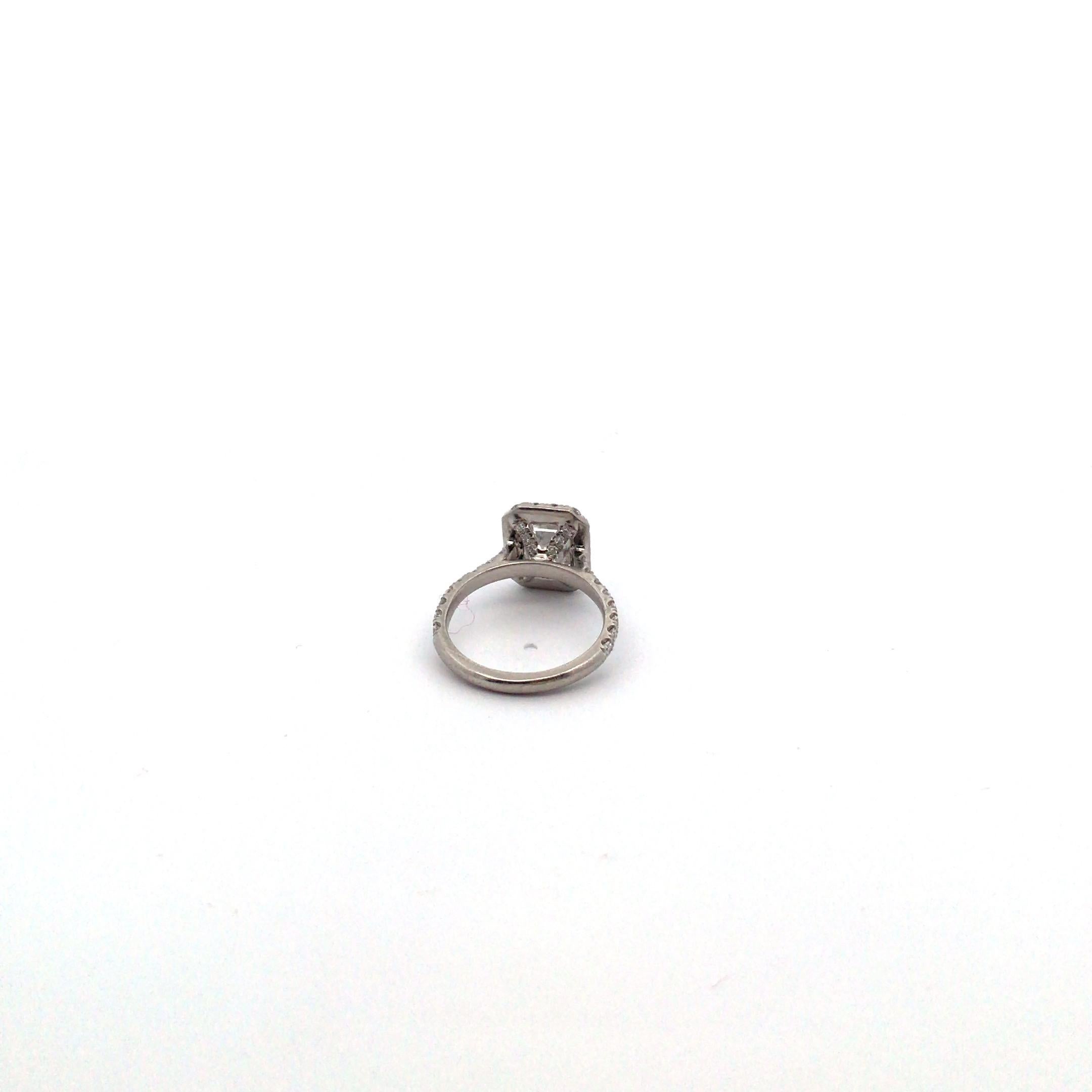 Bague en diamant GIA de 2,04 carats, taille émeraude, sertie en platine, couleur F, pureté VS2. Excellent état - En vente à Palm Desert, CA