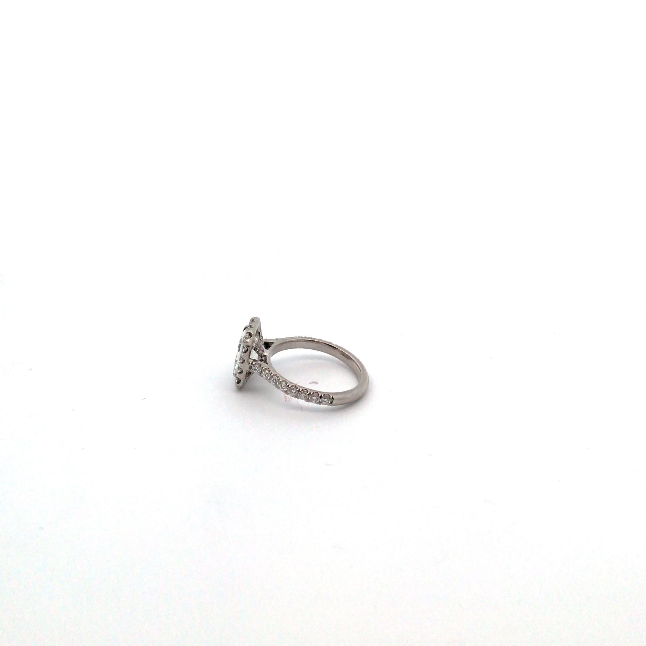 Bague en diamant GIA de 2,04 carats, taille émeraude, sertie en platine, couleur F, pureté VS2. Unisexe en vente