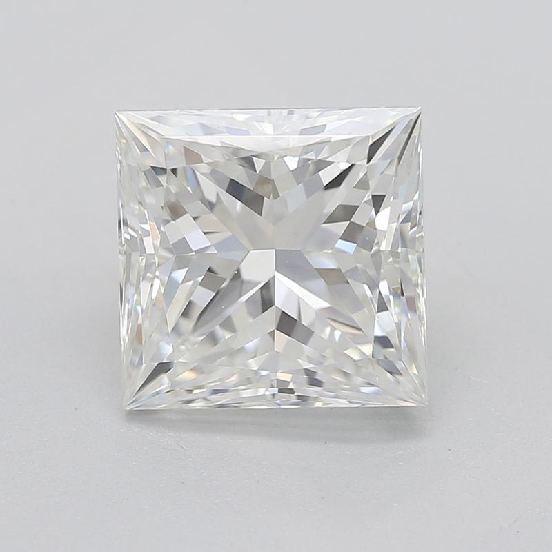 Realizzato a mano a New York, questo splendido anello di diamanti presenta un affascinante diamante centrale princess del peso di 2,04, classificato H e SI1, che garantisce un'eccezionale luminosità e brillantezza. L'anello è magistralmente