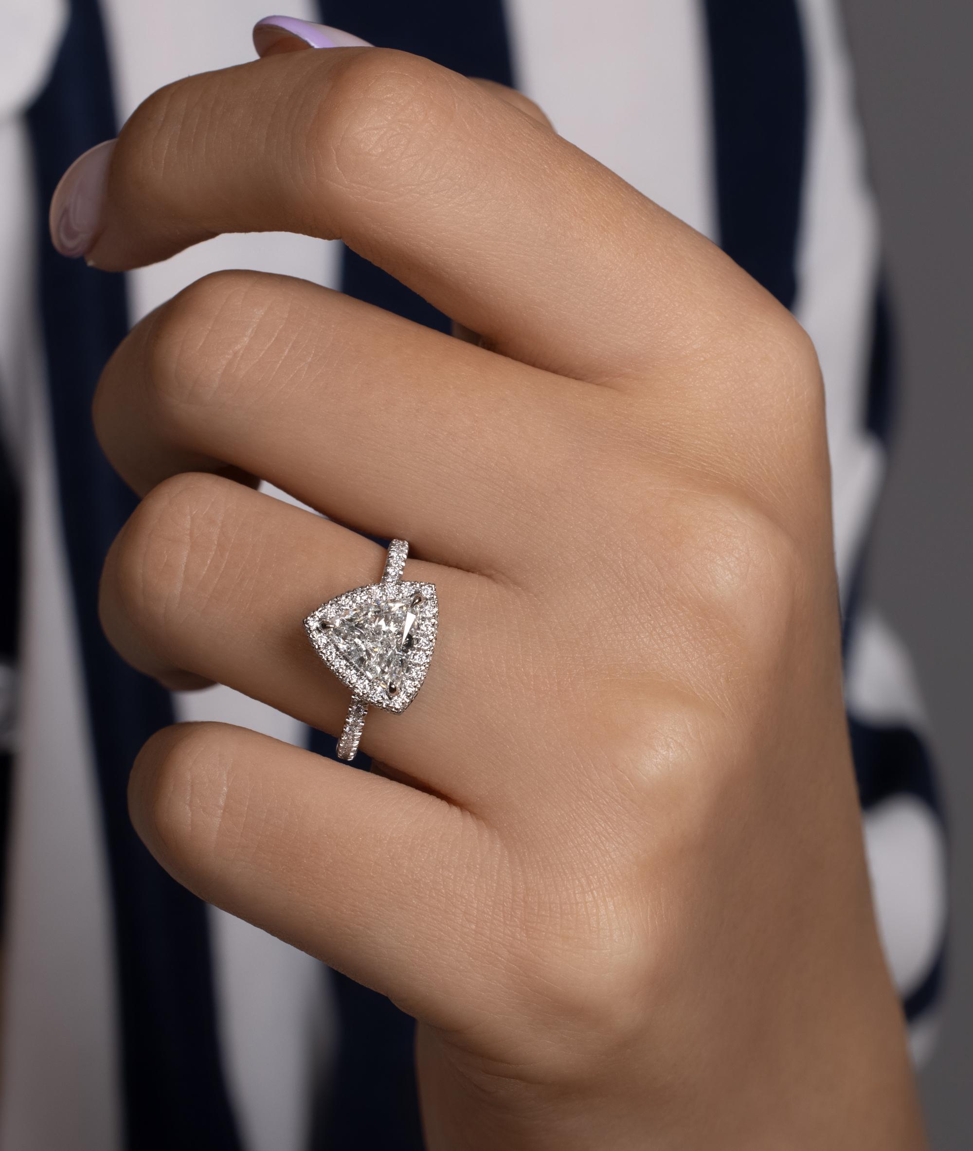Bague de fiançailles en platine pavé de diamants double bord avec halo de diamants de 2,04 carats certifiés GIA 8