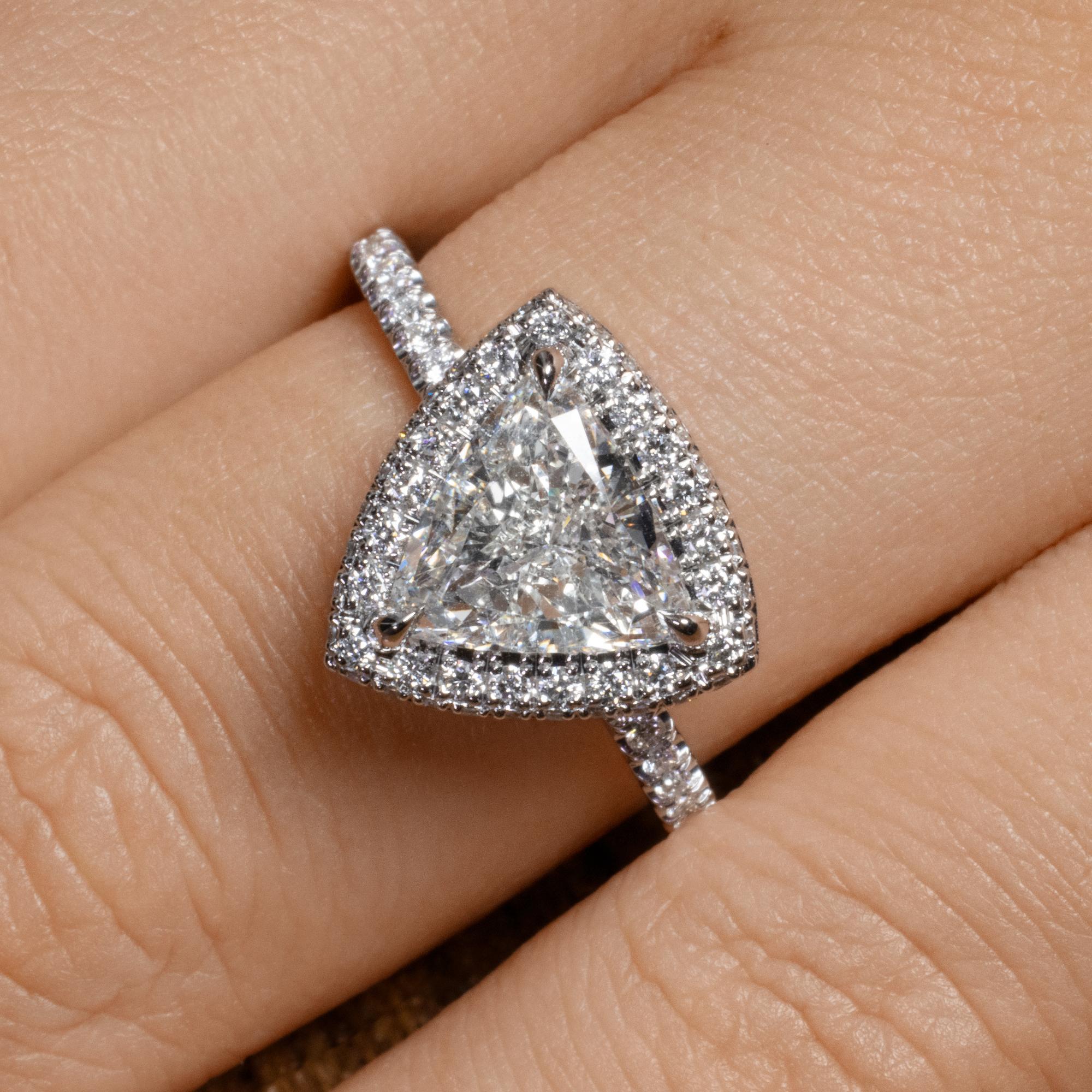 Bague de fiançailles en platine pavé de diamants double bord avec halo de diamants de 2,04 carats certifiés GIA 10