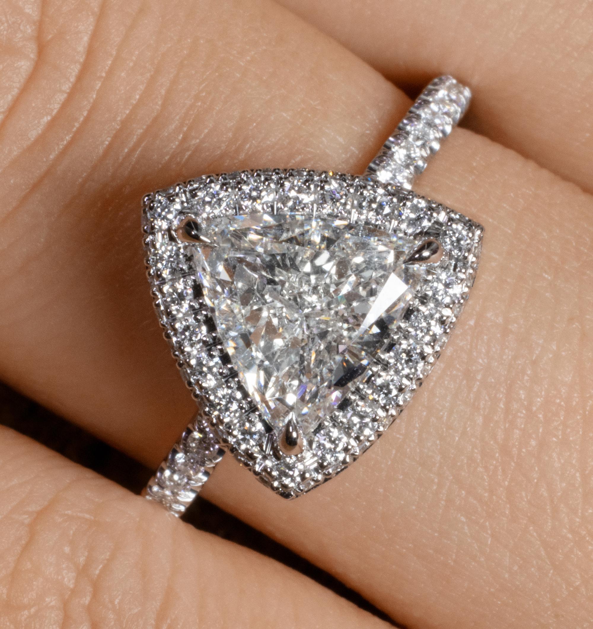 Bague de fiançailles en platine pavé de diamants double bord avec halo de diamants de 2,04 carats certifiés GIA 1