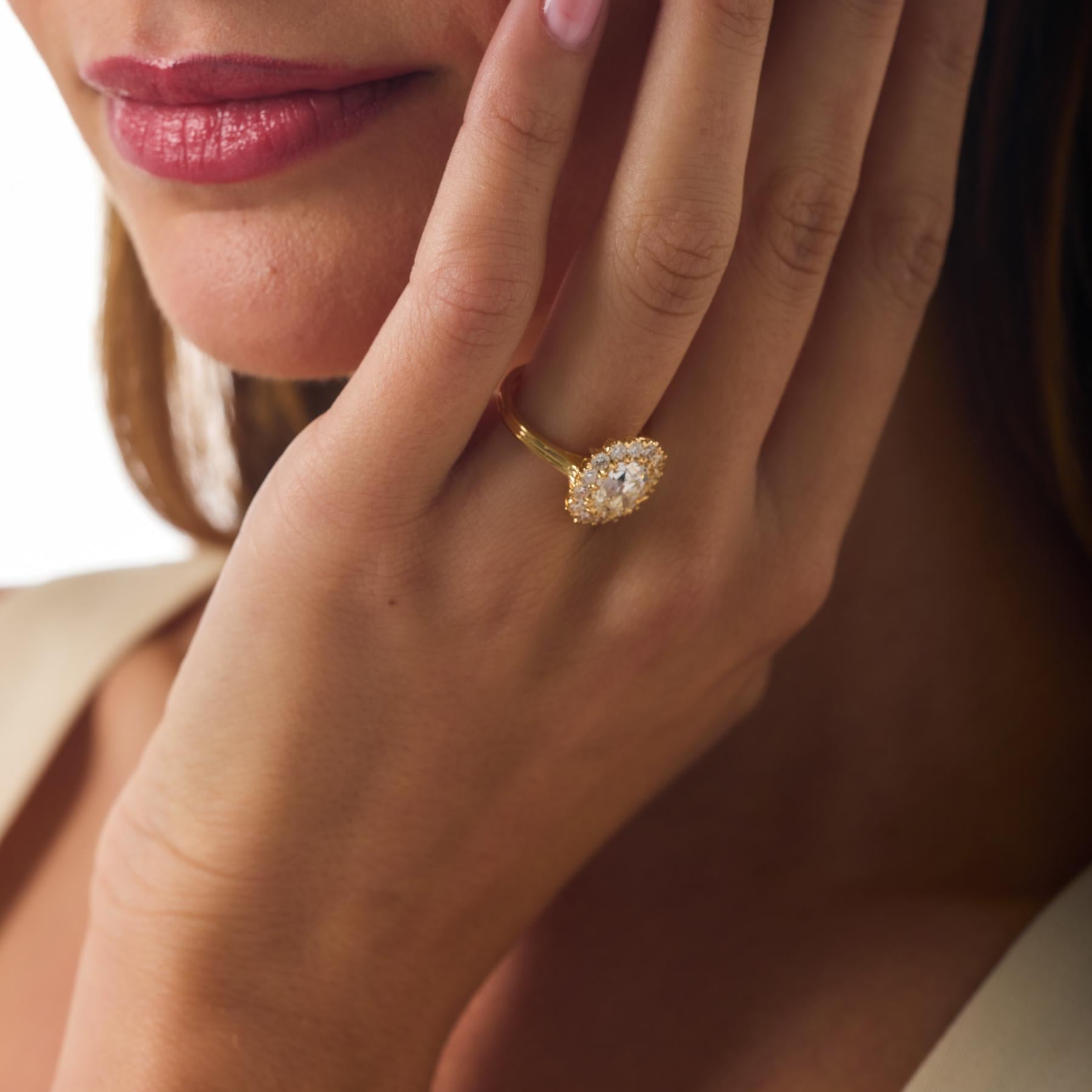 Chaleureuse et rayonnante, cette bague de fiançailles moderne met en valeur un remarquable diamant taille brillant de 2,06 carats, certifié par la GIA et provenant d'une ancienne mine, dont la légère teinte brun K brille magnifiquement sur le riche