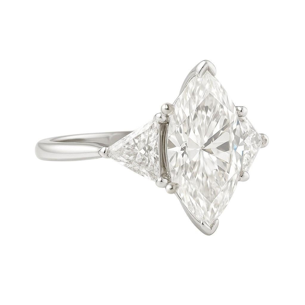 Dal design raffinato e scultoreo, questo elegante anello a tre pietre mette in mostra un diamante taglio brillante marquise da 2,06 carati certificato GIA, di colore I e purezza SI2, con un'eccellente lunghezza (12,64 mm) e una graziosa simmetria.
