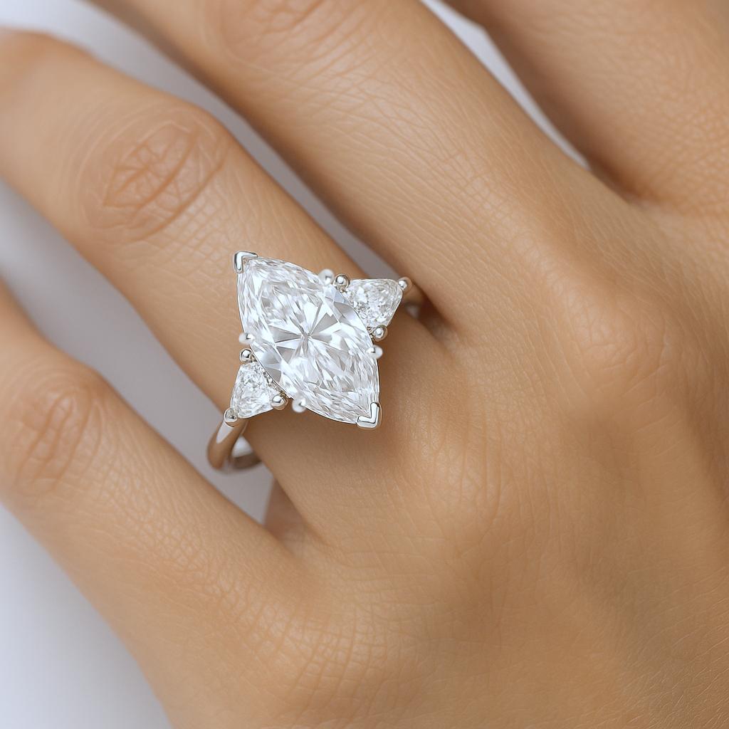 Contemporaneo GIA 2,06ct Diamante Marquise e Pietre laterali Trillion Anello in Platino in vendita
