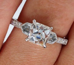 Anello di fidanzamento GIA a trilogia con diamante vintage a taglio francese da 2,07 carati in stile Art Deco