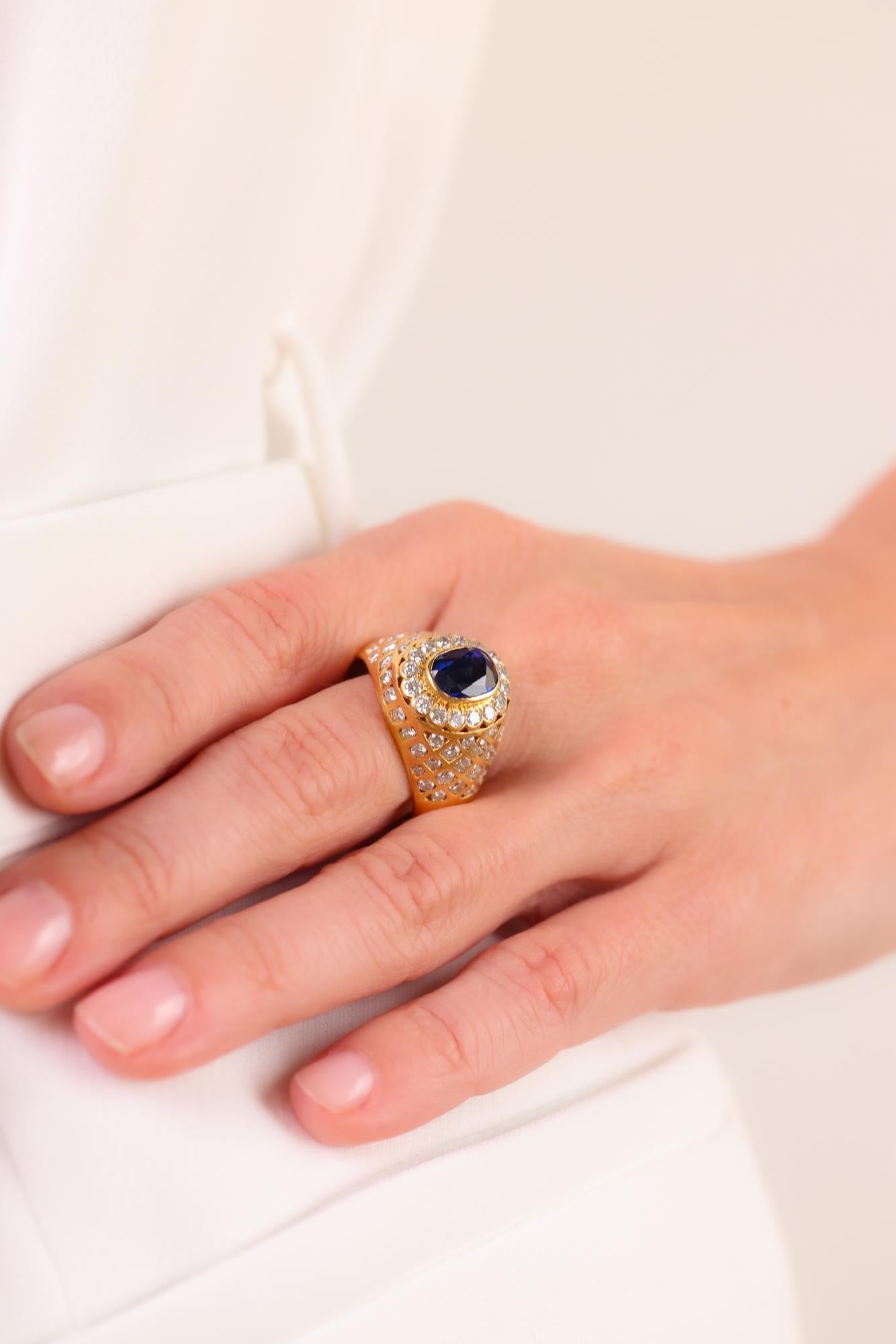 Taille ovale GIA Bague dôme en or jaune 18 carats 2.10 carats saphir taille ovale diamant