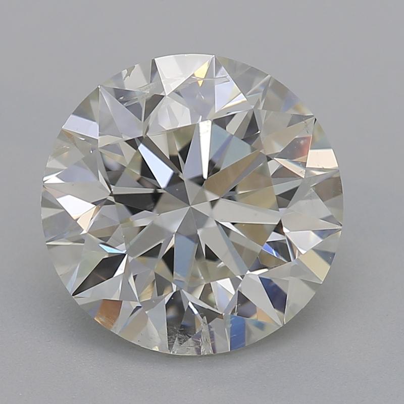 Fabricado a mano en Nueva York, este impresionante anillo de diamantes presenta una cautivadora pieza central de un diamante redondo certificado por el GIA, que exhibe un impresionante peso de 2,11 con una luminosa J y una claridad graduada en I1.