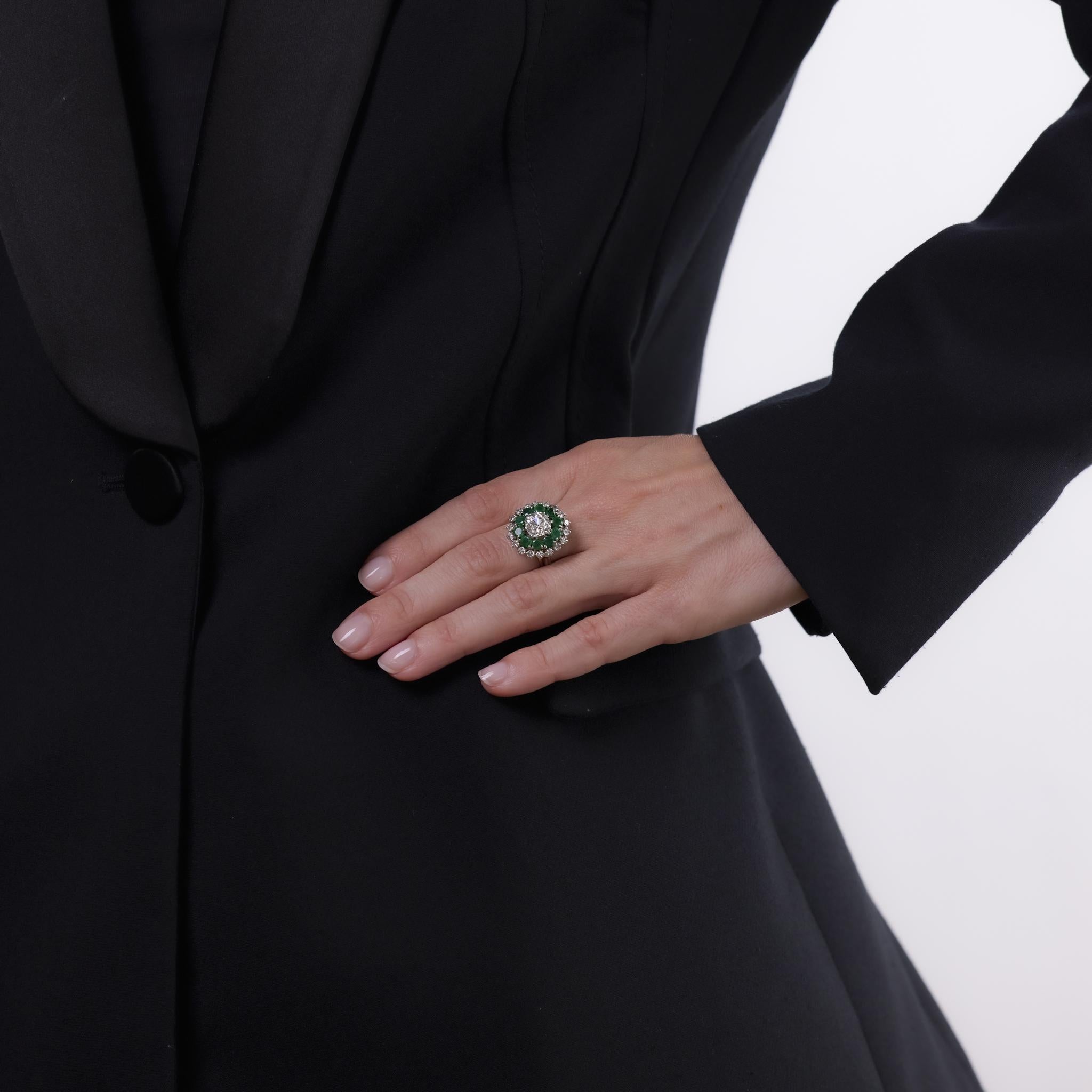 Questo anello del Mid Century degli anni '50 è realizzato in oro bianco 18 carati e presenta un diamante taglio old mine da 2,13 carati, certificato da GIA (#2231568482) con colore J e purezza SI2. A incorniciare la pietra centrale ci sono dieci