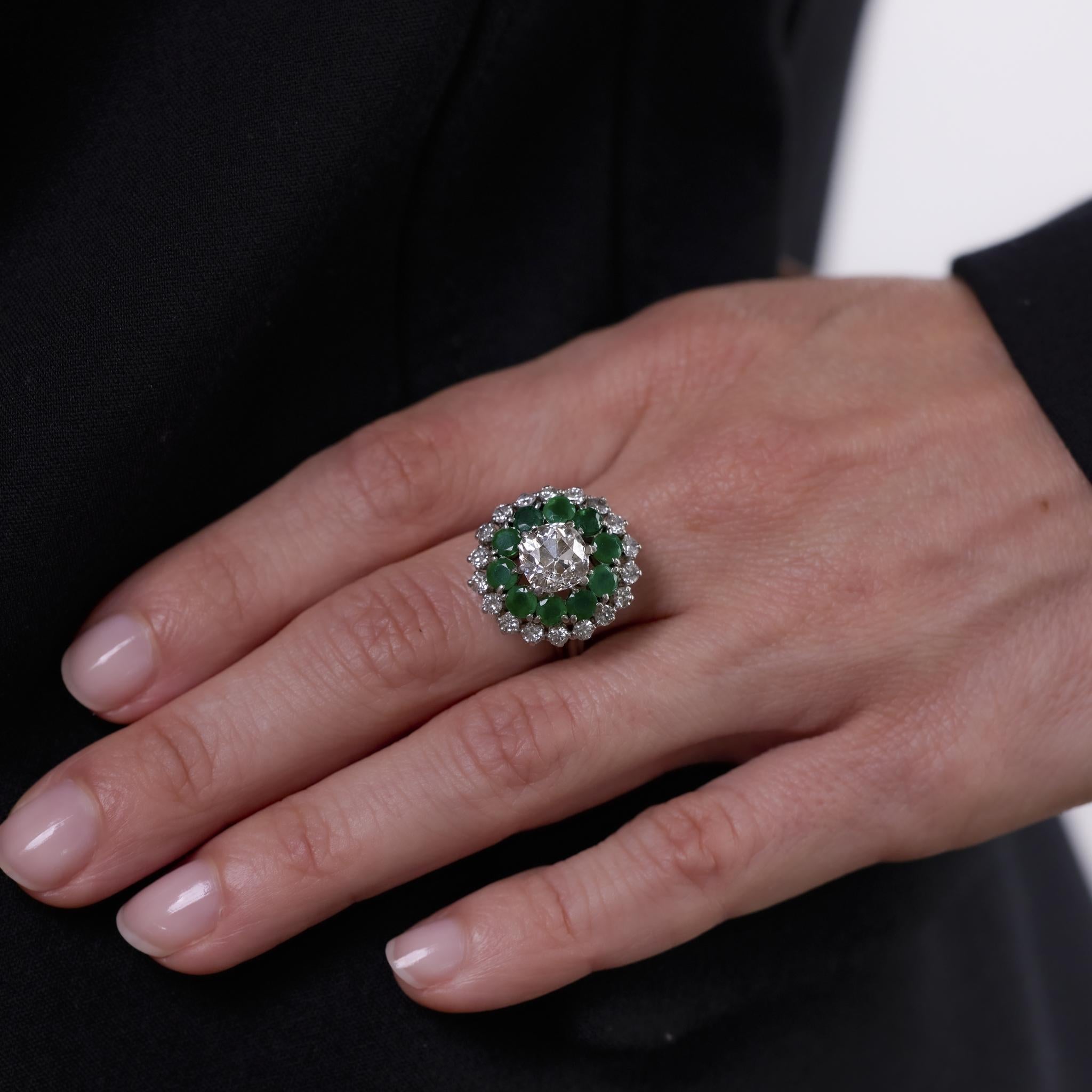 Taglio vecchia miniera GIA 2,13 carati di diamante taglio old mine con smeraldo, anello in oro bianco 18 carati in vendita