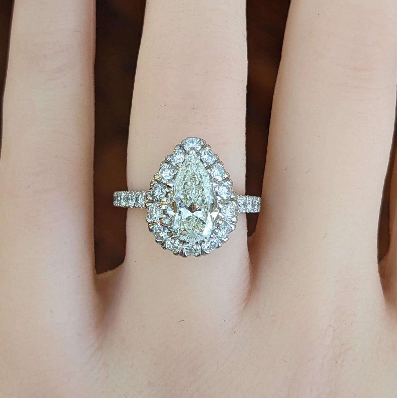 GIA Bague en or blanc 18 carats avec diamant en forme de poire de 2,18 carats 

La bague en diamant comporte un diamant central brillant poire certifié par la GIA pesant 2,18 carats, accentué par des diamants ronds brillants pesant 1,38 carats au