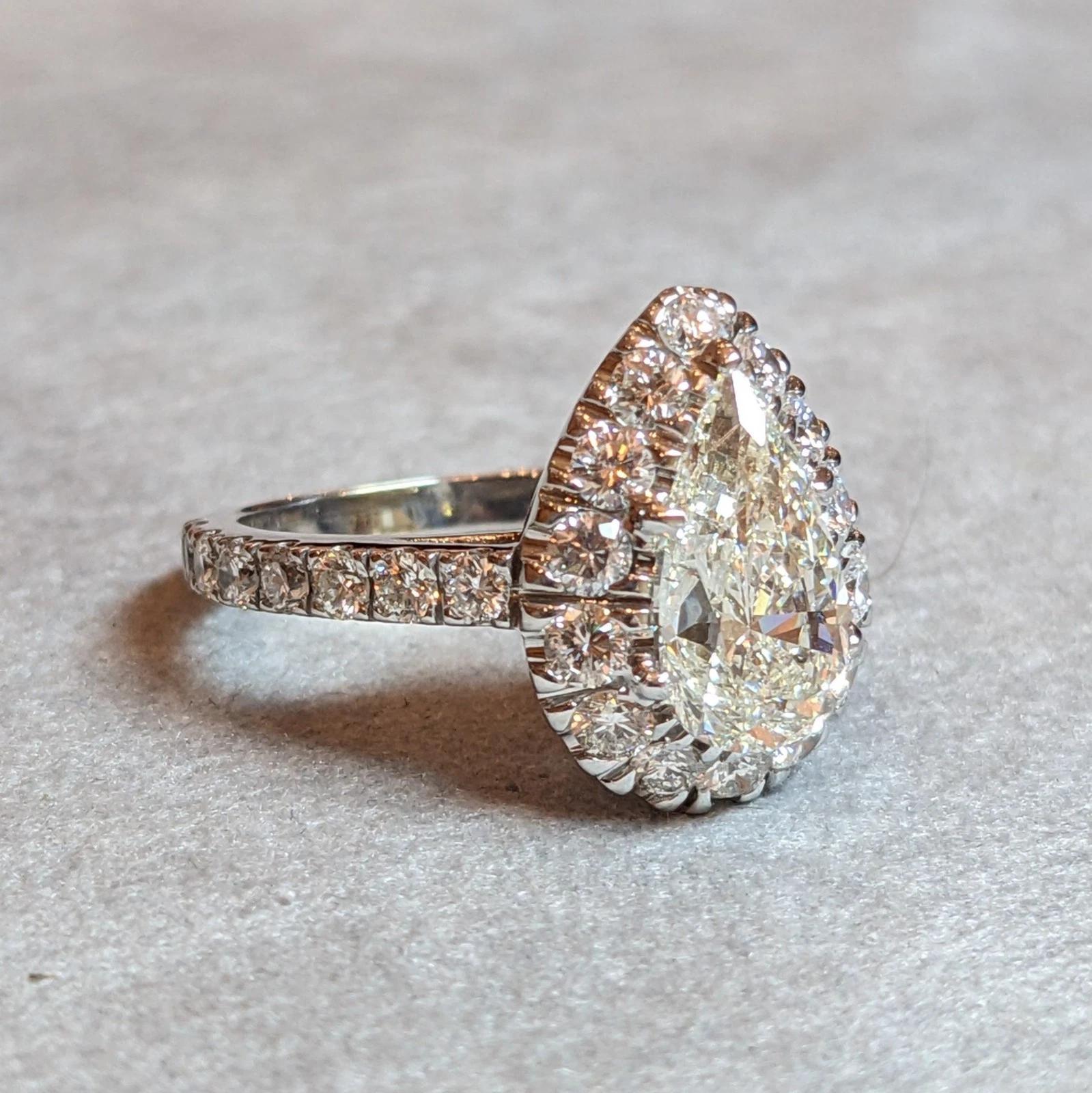 GIA Bague en or blanc 18k avec diamant en forme de poire de 2,18 ct Excellent état - En vente à La Jolla, CA