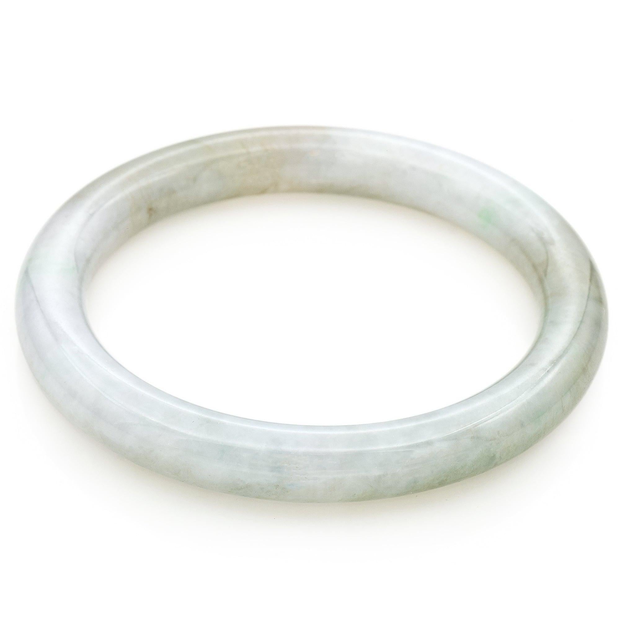 GIA 219Ct Translucent Green Light Gray Grade A Jadeite Jade Bangle Bon état - En vente à New York, NY