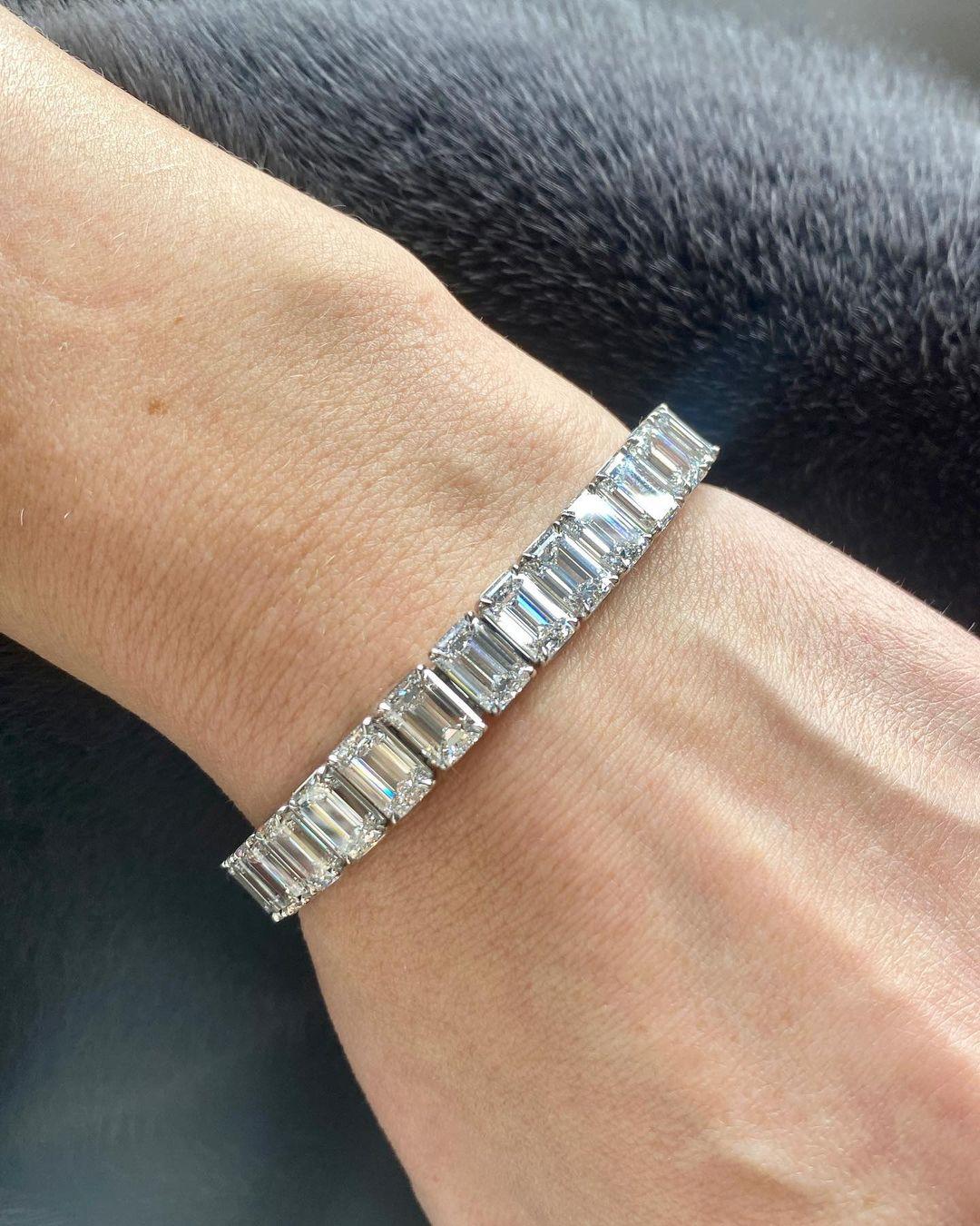 GIA 22 Carat Carat White Gold Tennis Bracelet Emerald Cut Diamonds In New Condition For Sale In Rome, IT