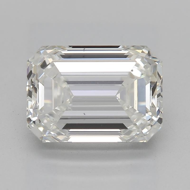 Dieser exquisite, in New York handgefertigte Diamantring hat als Herzstück einen exquisiten Smaragddiamanten mit einem Gewicht von 2,2, der durch seinen schönen I und seinen bemerkenswerten SI1 ergänzt wird. In luxuriösem Platin gefasst, strahlt