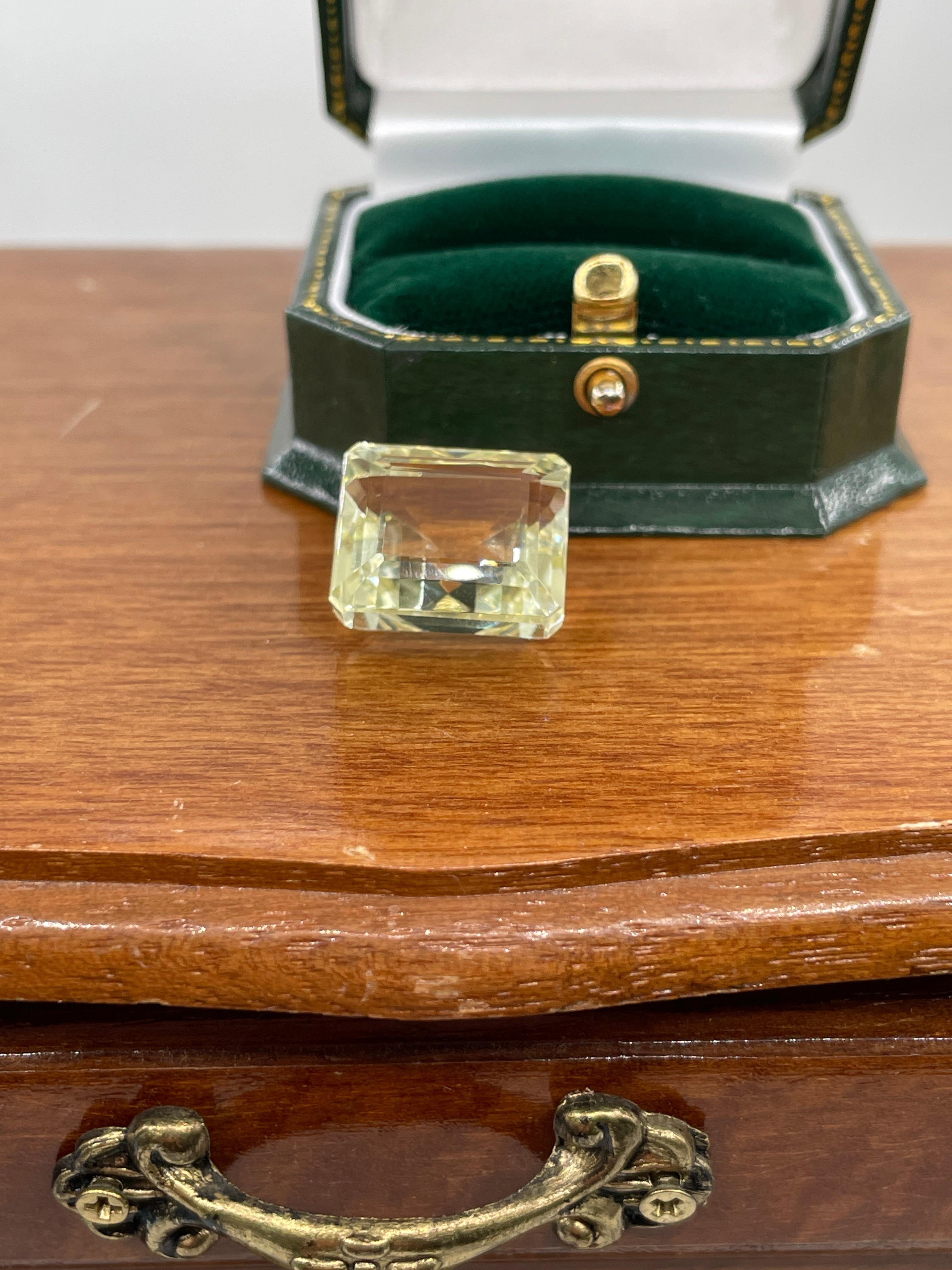 GIA 22,08 carats, citrine naturelle jaune clair, quartz citron, émeraude taille escalier en vente 1