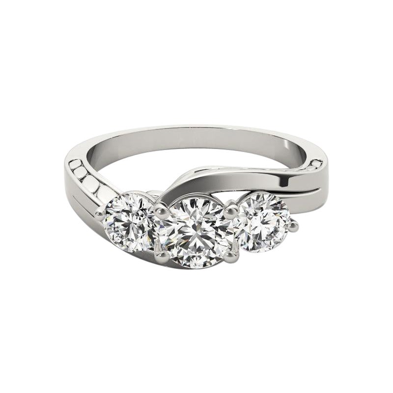 GIA Anello con diamante rotondo a 3 pietre inciso e gambo curvo in oro bianco 18 carati da 2,20 ct.