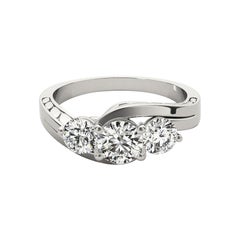 GIA Anello con diamante rotondo a 3 pietre inciso e gambo curvo in oro bianco 18 carati da 2,20 ct.