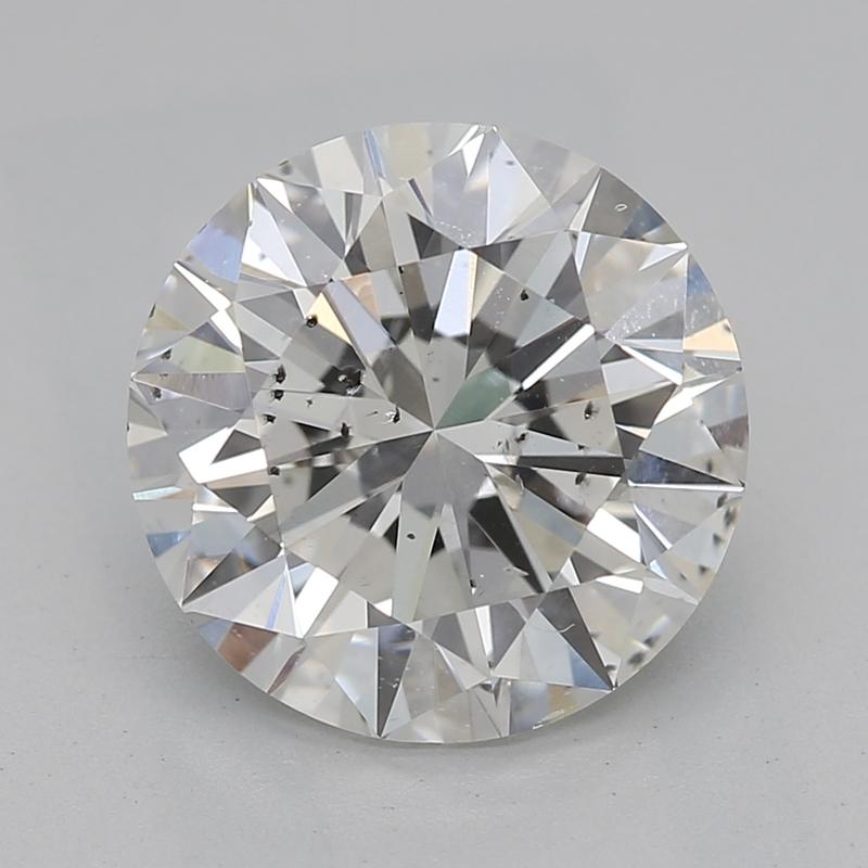 Fabriquée à la main à New York, cette �élégante bague en diamant est ornée d'un magnifique diamant rond en son centre, d'un poids impressionnant de 2,20. Classée avec un magnifique H et SI2, cette bague rayonne d'une brillance et d'un feu