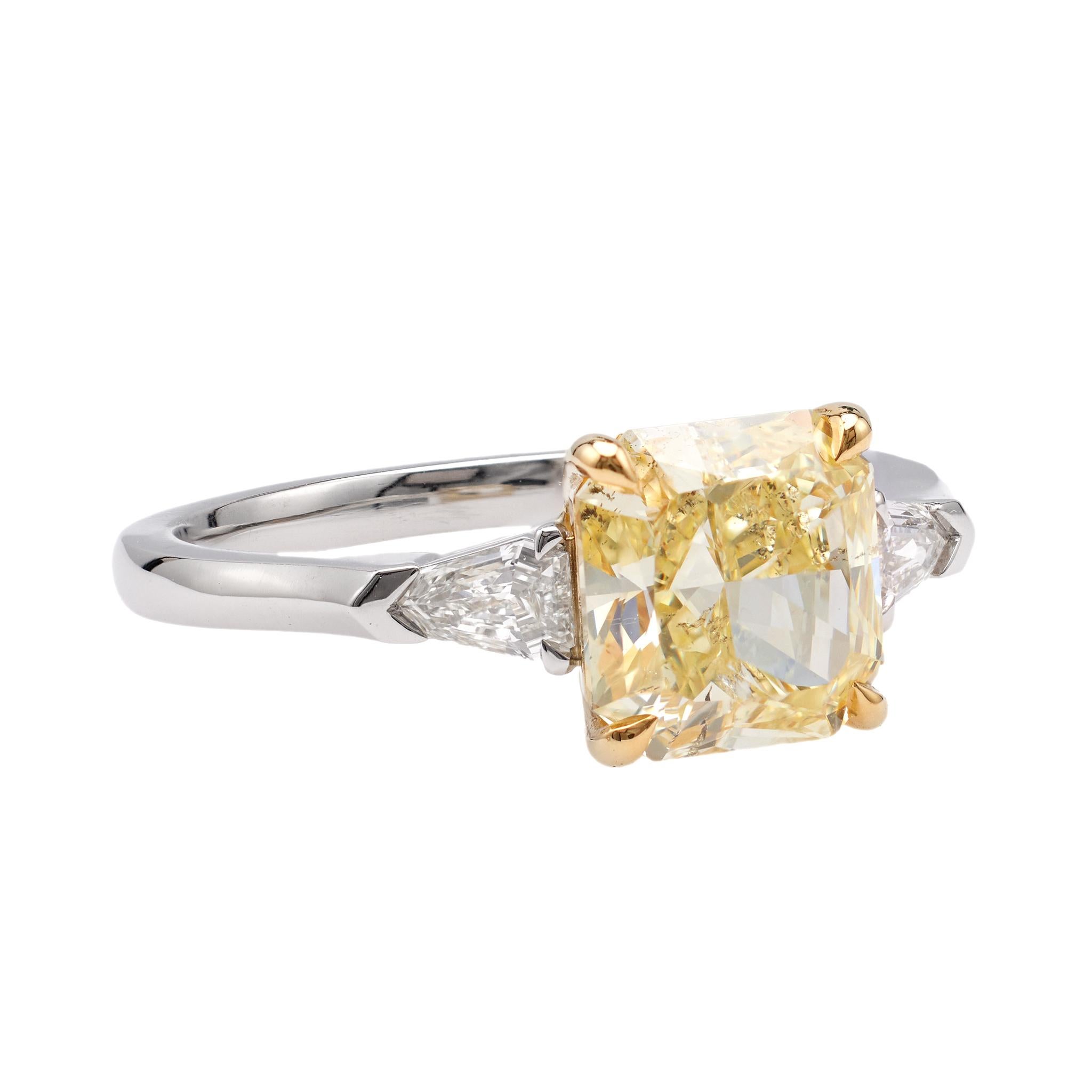 Platinring, GIA 2,21 Karat Fancy Gelber Diamant im Strahlenschliff, Platin 18k Gold für Damen oder Herren im Angebot