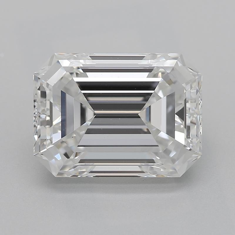 Ein bemerkenswerter Diamantring, der durch seine atemberaubende Brillanz besticht. Dieses Stück verfügt über einen auffälligen smaragdgrünen 2,22er Mittelstein, der ein exquisites E und VS2 aufweist. Das Design wird von einem zarten Halo aus