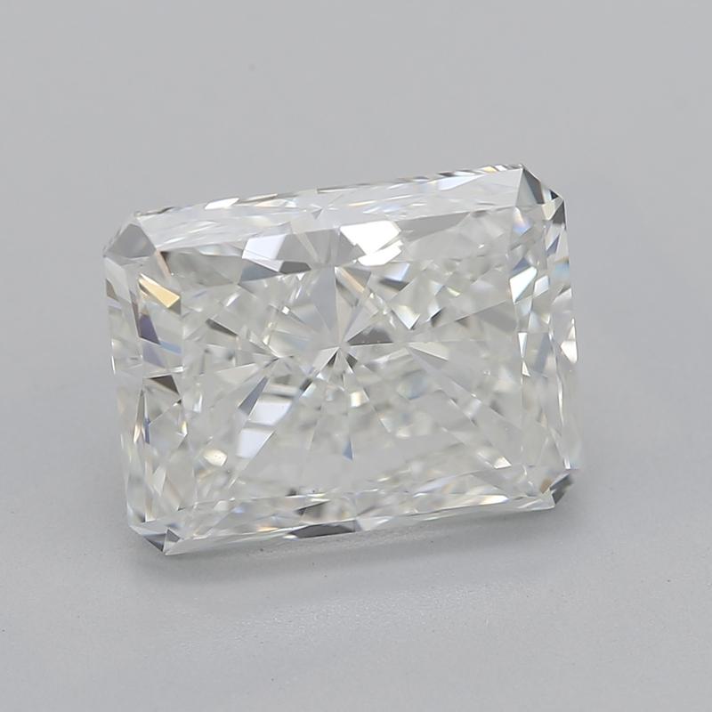 Dieser atemberaubende, in New York handgefertigte Diamantring besticht durch sein bezauberndes Design, das meisterhaft in Platin gefertigt wurde. Sein Herzstück ist ein prächtiger strahlender Diamant mit einem Gewicht von 2,22, bewertet mit H und